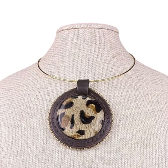 Gold Tone Womens Leopard Print Pendant Necklace Adjustable Choker Style - Picture 1 of 4